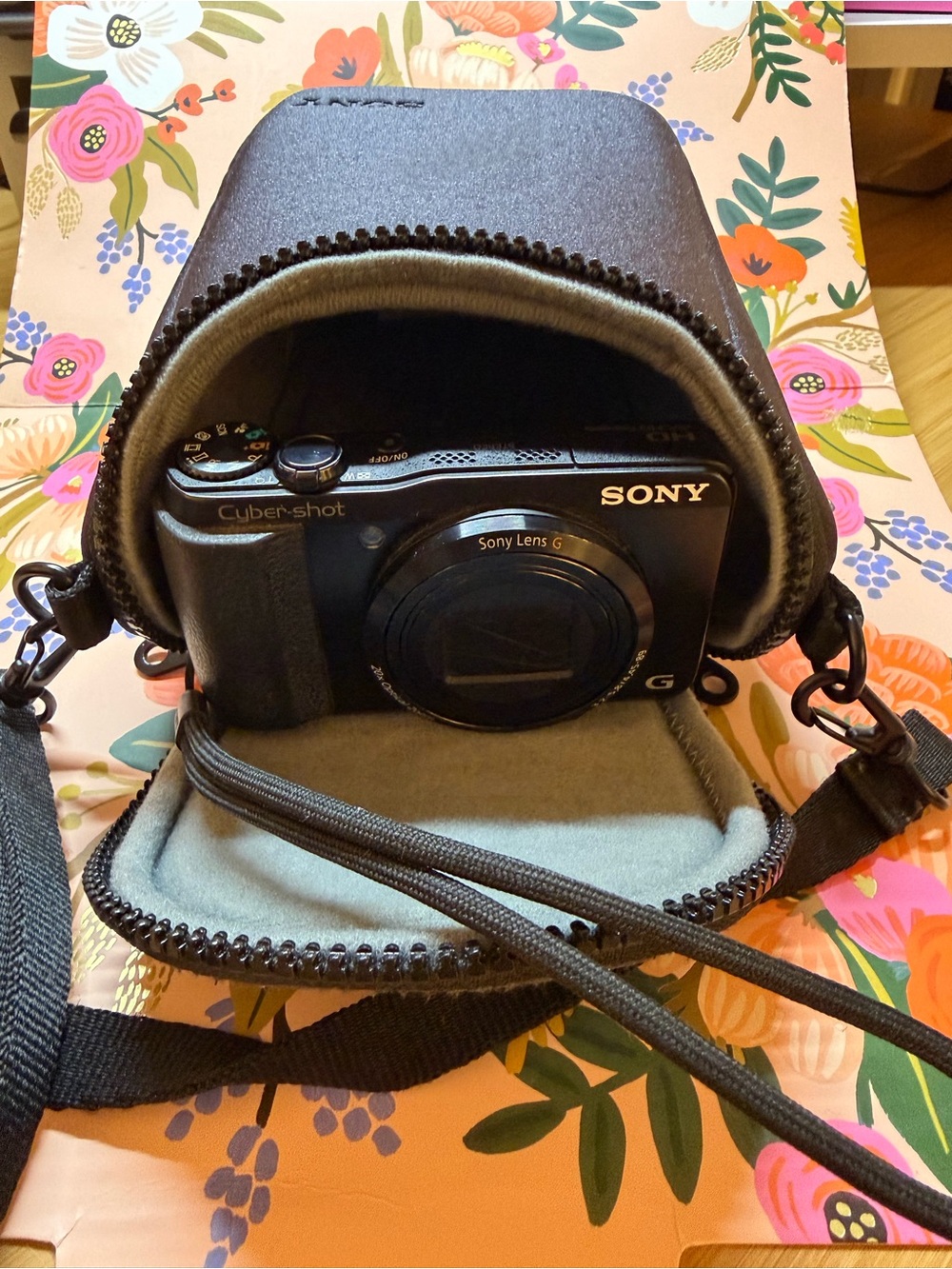 Sony Cyber Shot DSC-HX30V - 20x Optical Zoom - With Accessories Included - Picture 10 of 12